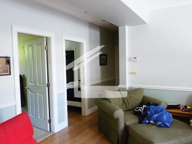 Building Photo - No Brokers Fee,  Parking Included, Laundry on a Site, Eat-in Kitchen