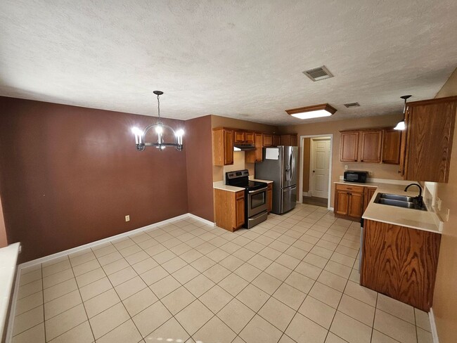 Building Photo - 2018 Hickory Dr