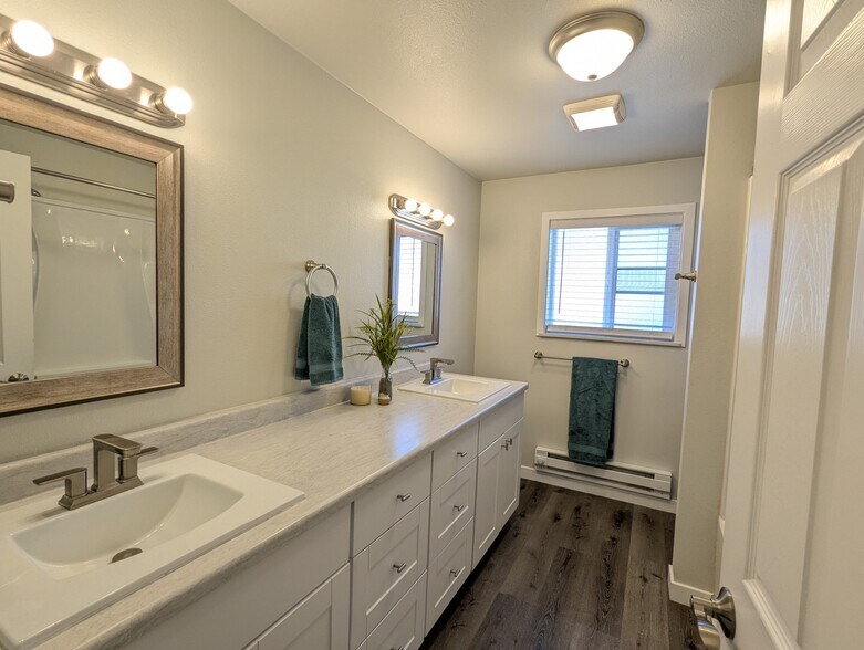 Building Photo - 821 S 117th St