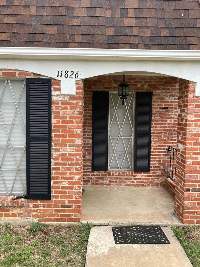 Building Photo - Maintenance free living in this updated condo