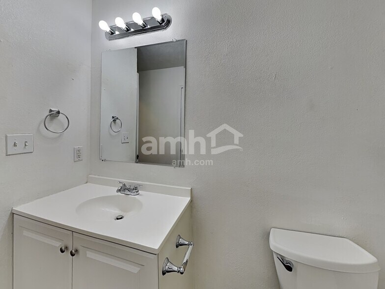 Building Photo - 385 Pommel Dr