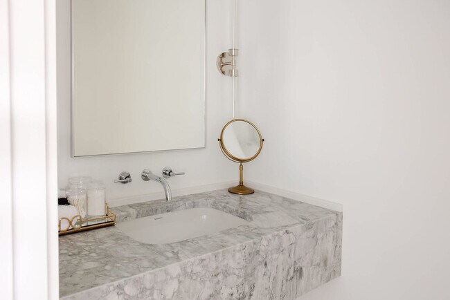 Building Photo - 60 E Randolph St