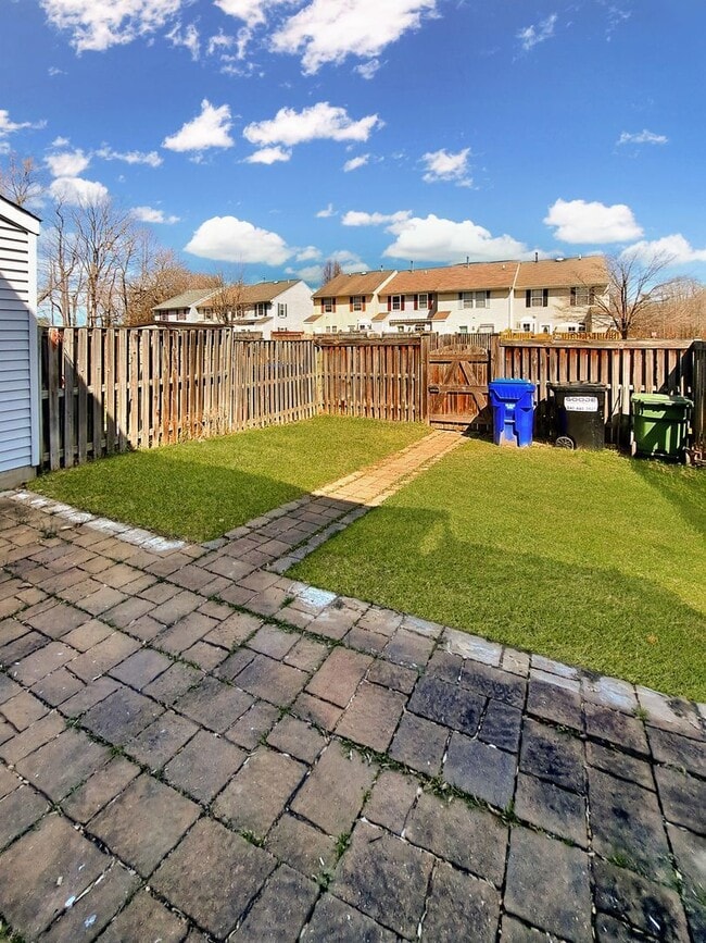 Building Photo - 3870 Gateview Pl