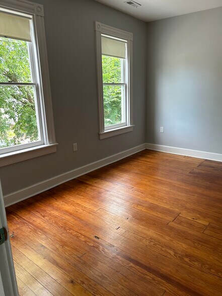 Building Photo - 1103 Oakwood Ave