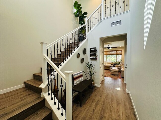 Building Photo - $2,395 Tesoro Viejo Gorgeous 2 Bed + Offic...