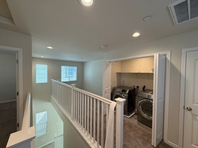 Building Photo - Two story home located in Sylvan School District!