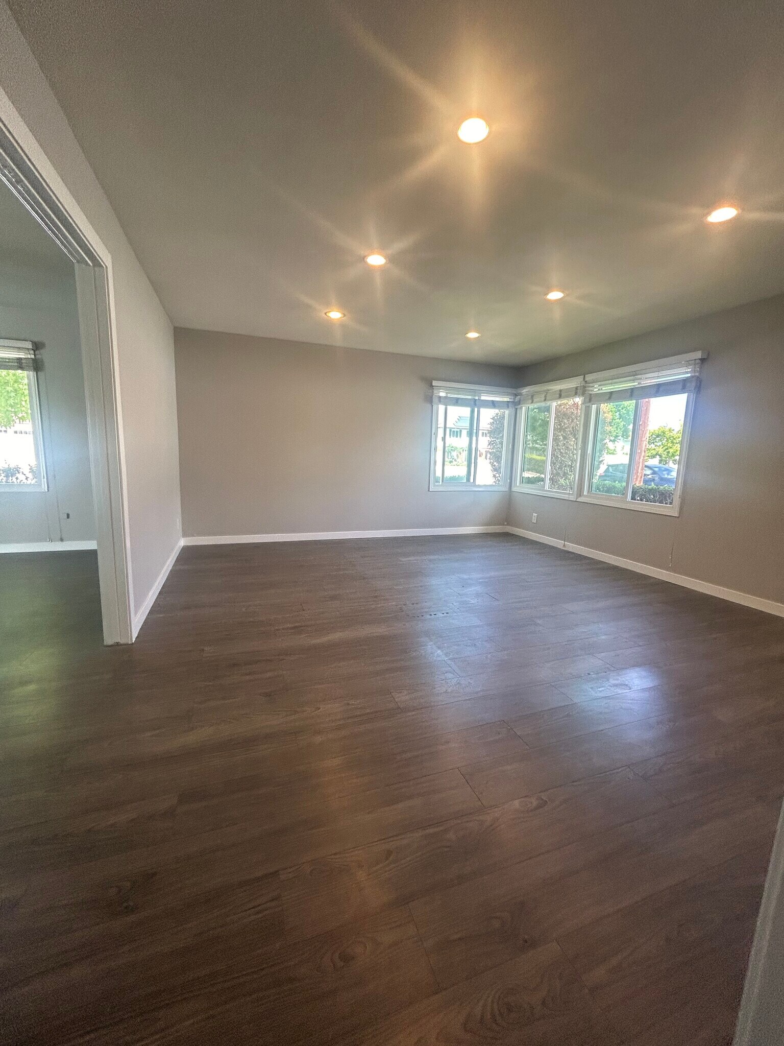 Building Photo - 299 Robinhood Ln