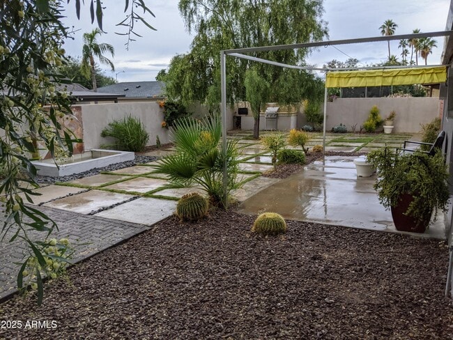 Building Photo - 6307 E Gelding Dr