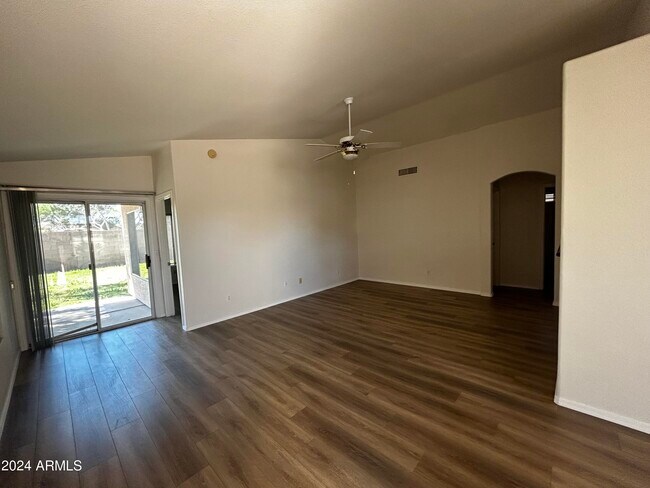 Building Photo - 755 W Baylor Ln