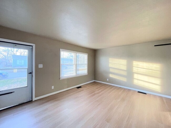 Building Photo - 3 bedroom home with fenced in back yard