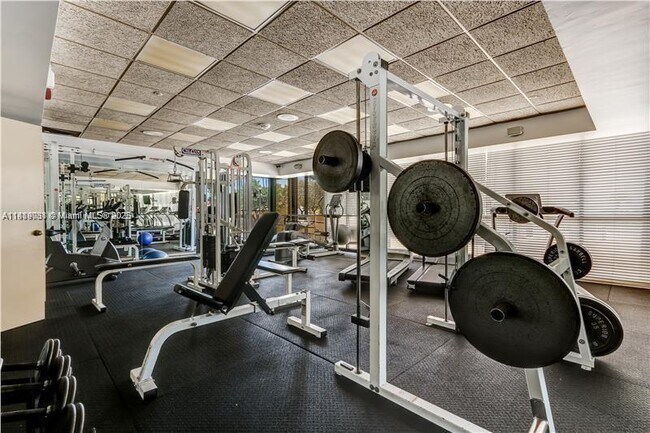 Building Photo - 2555 Collins Ave