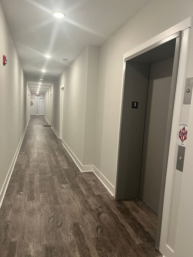 Building Photo - Gorgeous upscale apartment in the heart of...