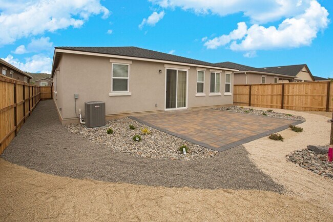 Building Photo - 4 bedroom, 2.5 bathroom home in Golden Valley.  washer/dryer/refigerator included