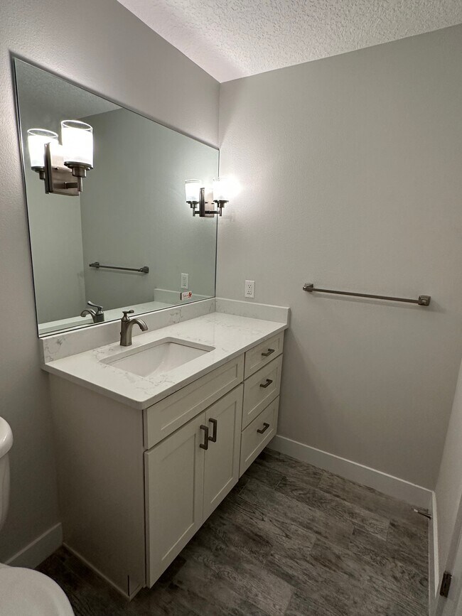 Building Photo - 541 S Peninsula Ave