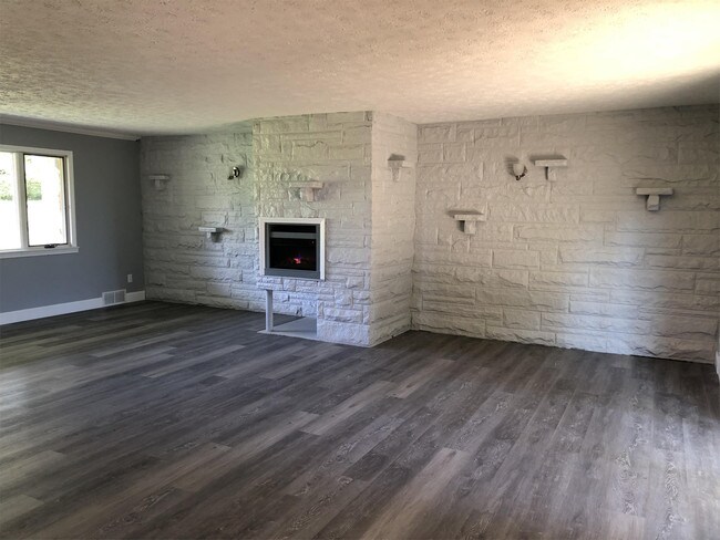 Building Photo - 675 N Overlook Dr