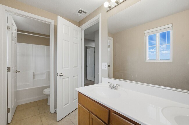 Building Photo - 4 Bedroom House in a Northeast Gated Community