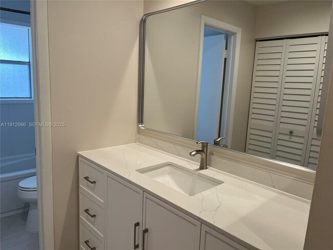 Building Photo - 5525 N Lakewood Cir