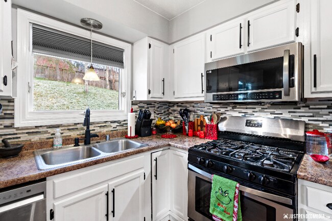 Building Photo - 9202 Cam Island Cir