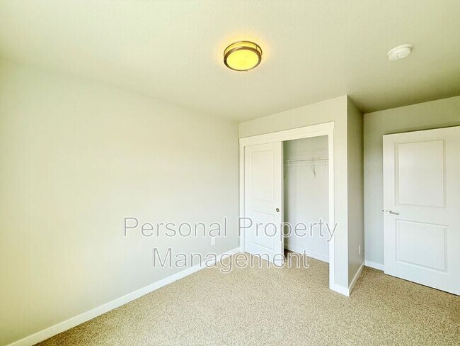 Building Photo - 417 NE Repass Rd