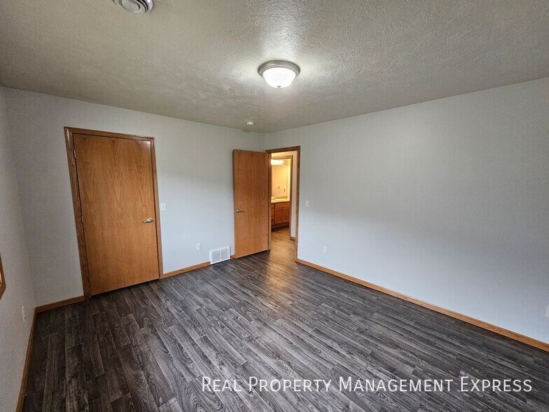 Building Photo - Spacious 3-bedroom, 1-bathroom Townhome With Attached Garage