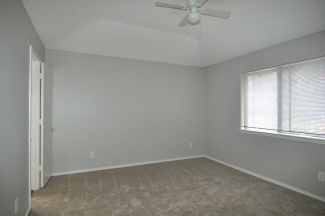 Building Photo - Spacious 4-Bedroom, 2-Bathroom Townhome in Grand Prairie!