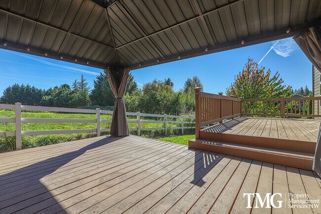 Building Photo - Large Pet Friendly 3 bed 2.5 bath home in ...