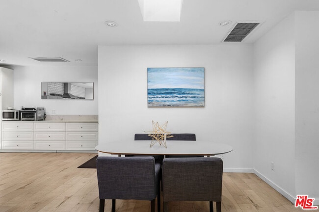 Building Photo - 2559 Colby Ave