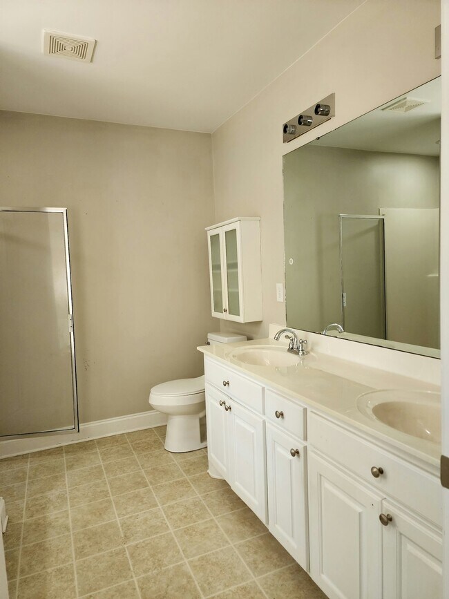 Building Photo - 381 Rosemount Dr