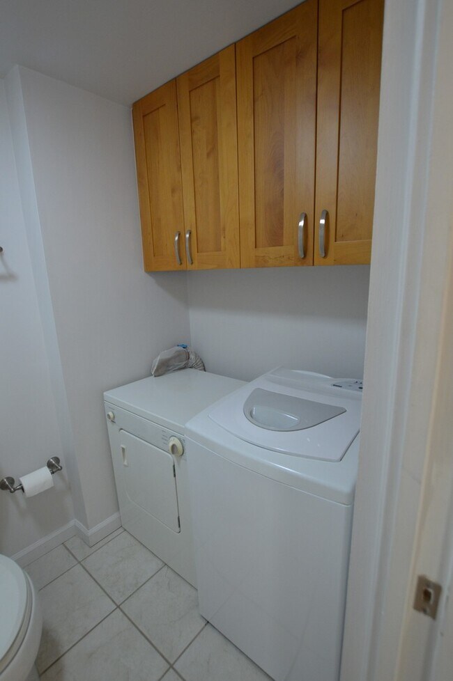 Building Photo - Pearl Regency Condo - 1 bedroom, 1 bath, 1 parking Avail 11/1/2021