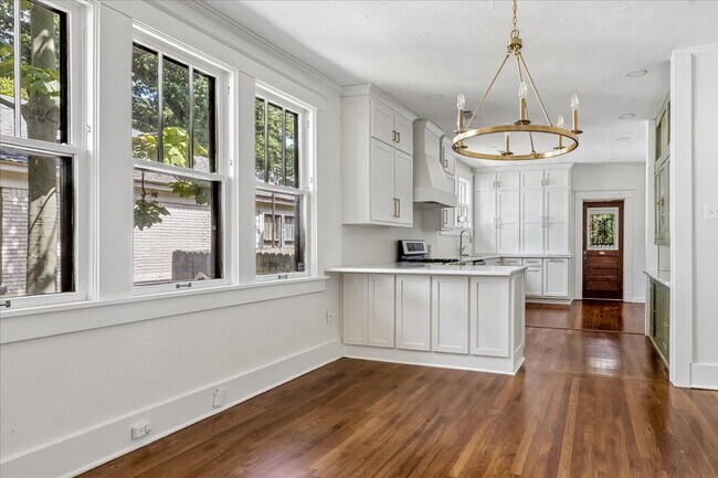 Building Photo - 3/2 fully updated with appliances included!