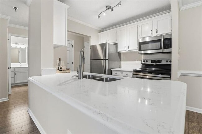 Building Photo - 300 Johnson Ferry Rd