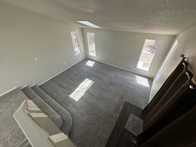 Building Photo - 3 BEDROOM, 2 BATHROOM SINGLE FAMILY HOME LOCATED CLOSE TO PETERSON AFB, SCHRIEVER AFB & FORT CARS...