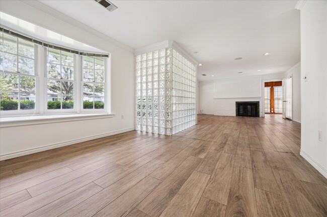 Building Photo - 4025 Essex Ln