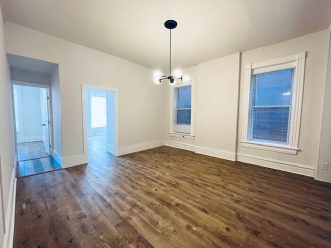 Building Photo - Fully Renovated 3 bed 2 bath Apartment