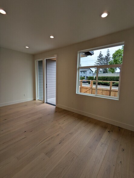 Building Photo - 5041 SE King Rd