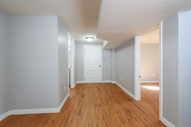 Building Photo - Gorgeous 4 bed 2 bath single-family home in Council Bluffs, IA