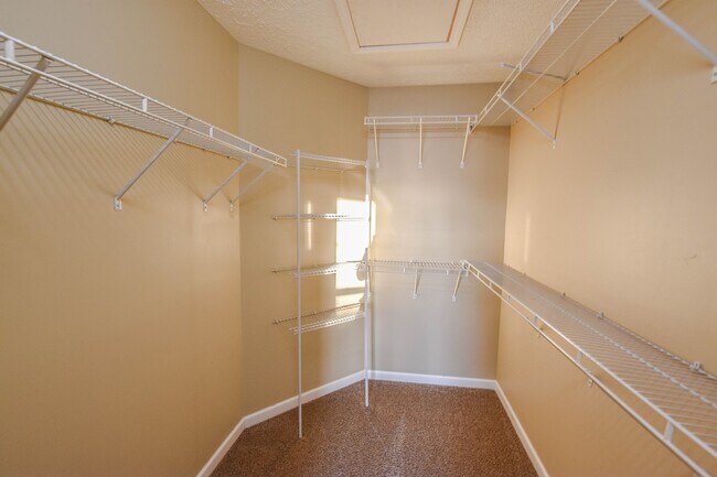 Building Photo - Dog Friendly Three Bedroom!