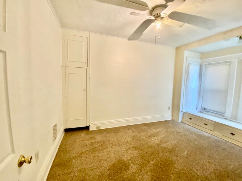 Building Photo - 1063 W 8th St