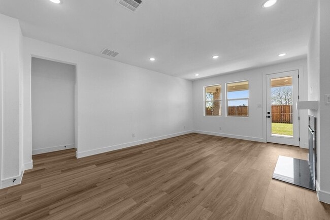 Building Photo - 722 Sunflower Trl
