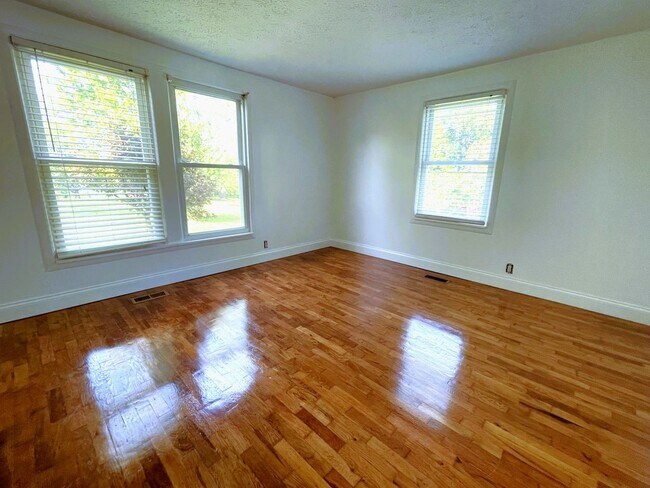 Building Photo - Cozy 3 bedroom home with country feel! Large Acreage!