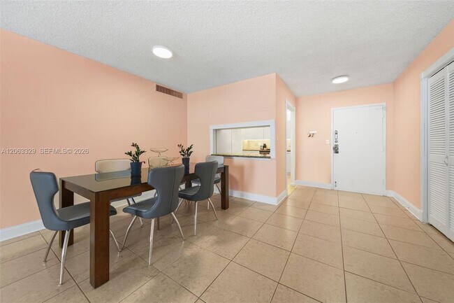 Building Photo - 2500 Parkview Dr