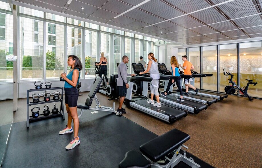 Building Photo - 900 10th St NW