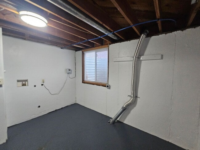 Building Photo - Four Bedroom House Across from Rose Park