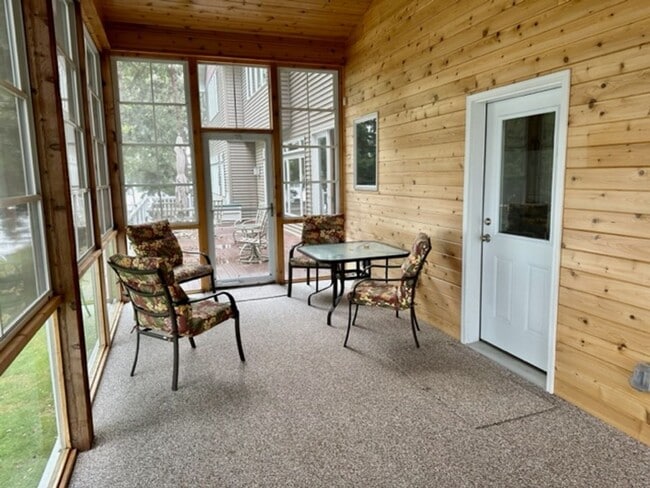 Building Photo - 6 bedroom, 4.5 bath Whitefish chain, 12 mo...
