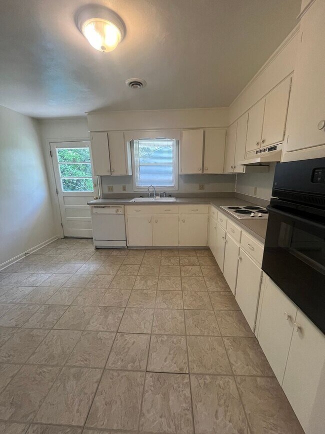 Building Photo - 207 Broce Dr
