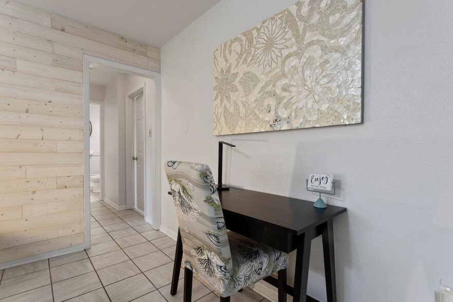 Building Photo - 805 Lewis Ave