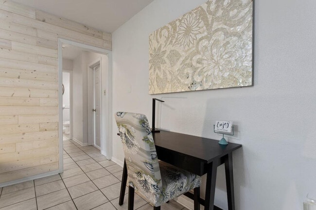 Building Photo - 805 Lewis Ave