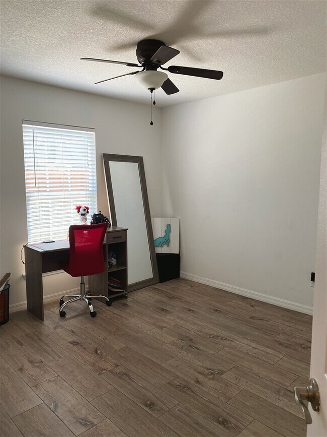 Building Photo - 209 7th Ln