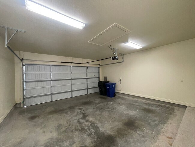 Building Photo - A Great Place To Call Home! Hoa Fees included in Rent