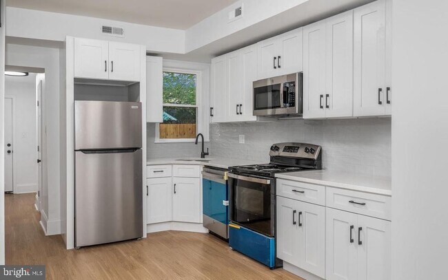 Building Photo - 2042 E Somerset St